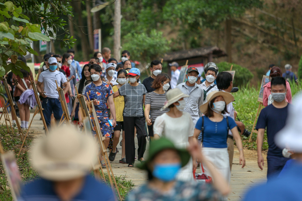 Người dân tranh thủ dịp nghỉ lễ cùng gia đình tham quan, trải nghiệm các hoạt động tại Làng văn hóa - du lịch các dân tộc Việt Nam (Sơn Tây, Hà Nội) - Ảnh: HÀ QUÂN