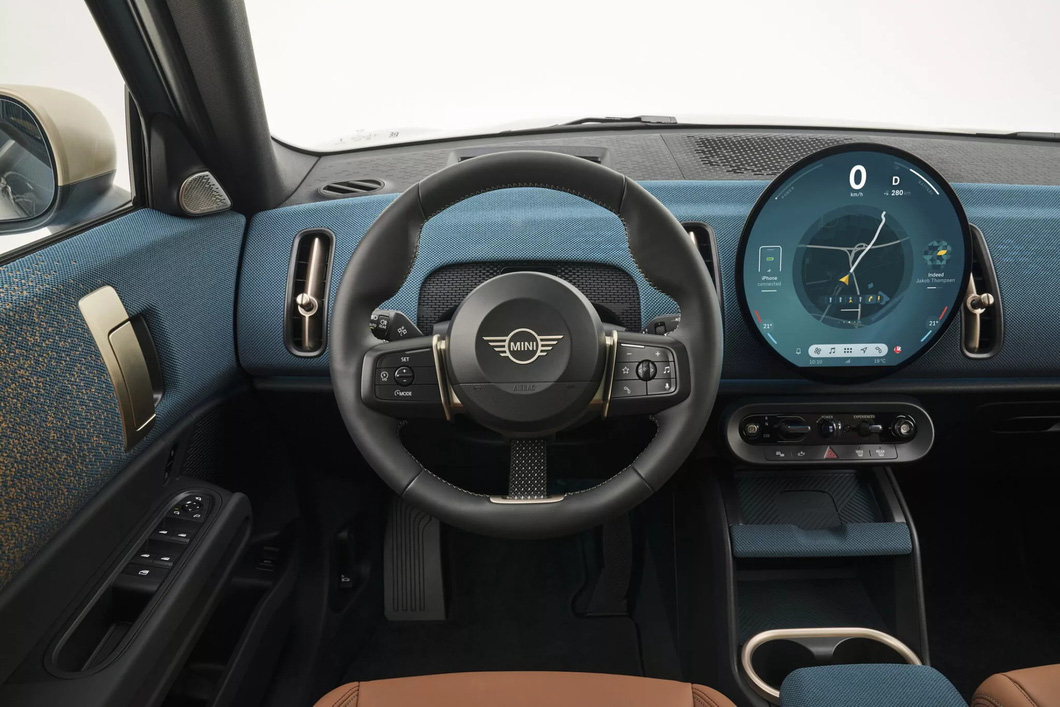 The Mini Countryman 2024 cockpit is largely similar to the Cooper Junior, but the center console is significantly more spacious and thus has more storage space - Photo: Mini