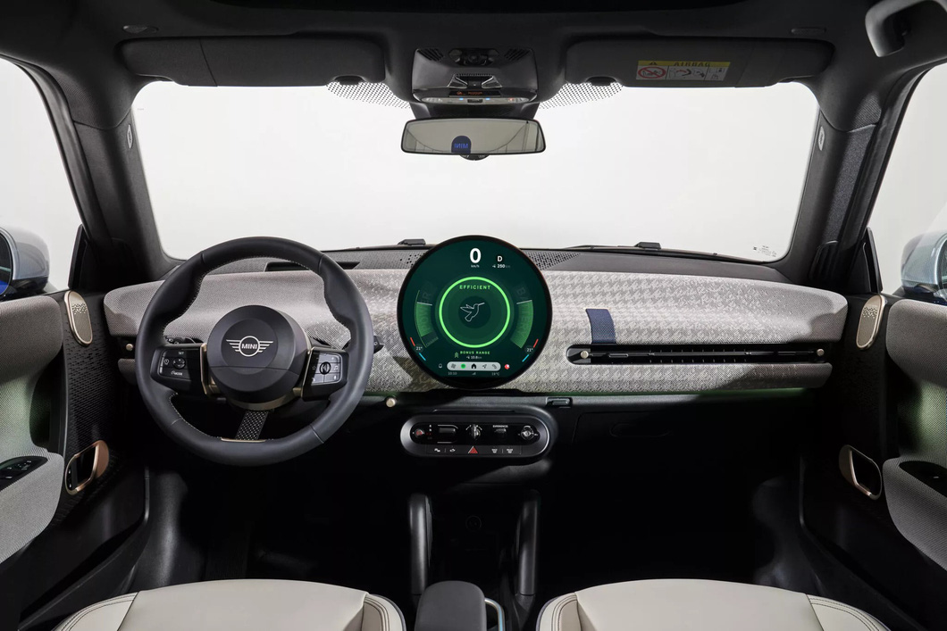 The entire dashboard design has been reworked from the screen, air vents to the upper surfaces - Photo: Mini