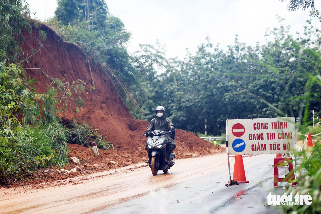 Phía ta luy âm sạt lở ăn sâu vào lòng đường nên lực lượng chức giăng dây, cắm biển trên lòng đường để cảnh báo. Từ xa cũng có các biển cảnh báo sạt lở, yêu cầu xe chạy chậm