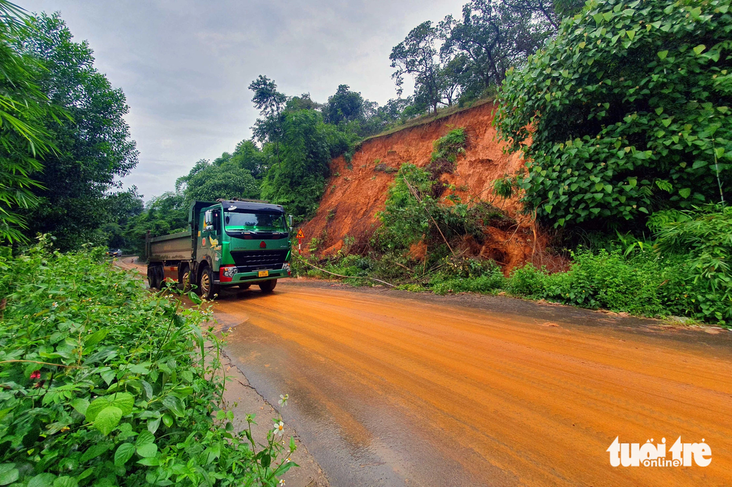 Ngoài vị trí trên, cách đó khoảng 50m (km18+450 đường ĐT 755B), khoảng 20m ngang ở ta luy dương bị sạt lở. Đất và cây xanh từ đỉnh đồi đổ ập xuống lề đường. Điểm sạt lở này có nguy cơ lan rộng ra khi mưa lớn tiếp diễn