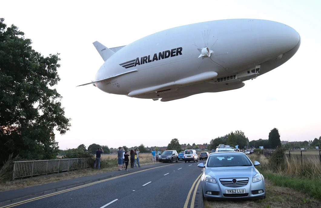 Airship becomes 'world's largest aircraft': as long as a football field, as high as 6 double-decker buses - Photo 7.