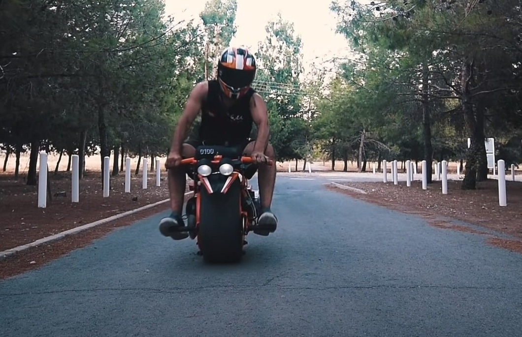 Even though the car is small, sitting on a monotrack bike feels great - Photo: Make It Extreme