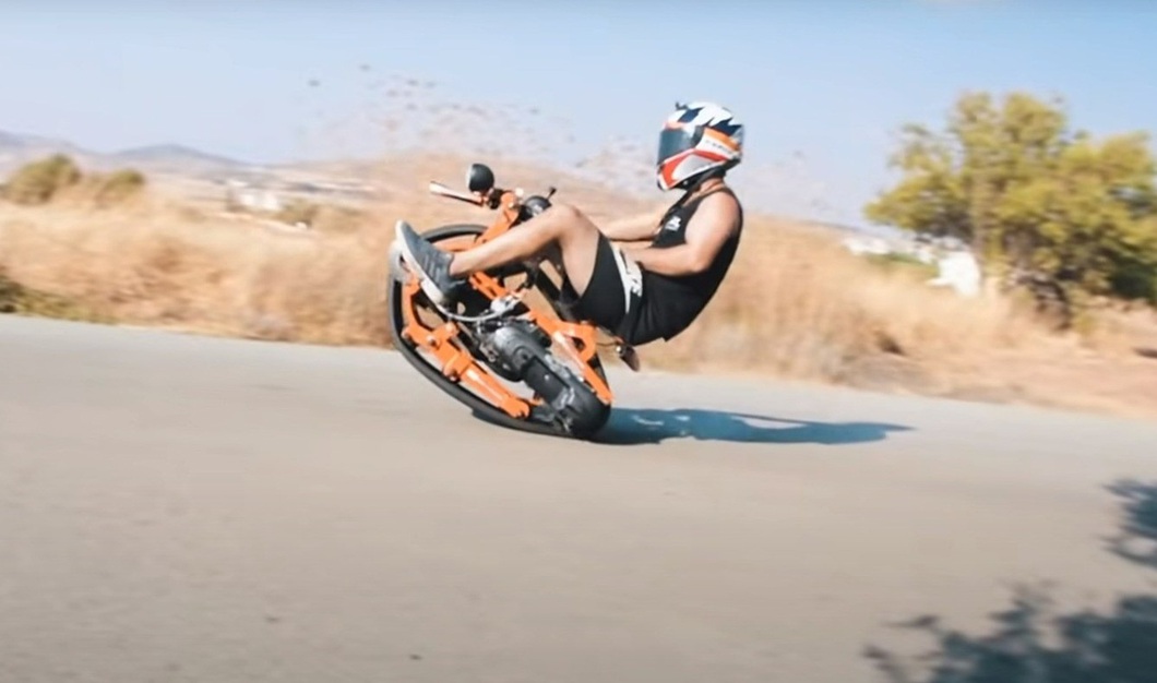 Unique one-wheel motorbike: The 'shell' is made from car tyres, it is so easy to ride that even a novice can perform spectacular stunts - Photo 4. "Body" Due to tilting backwards, the driver must lean back and hold the handlebar tightly - Photo: Make It Extreme