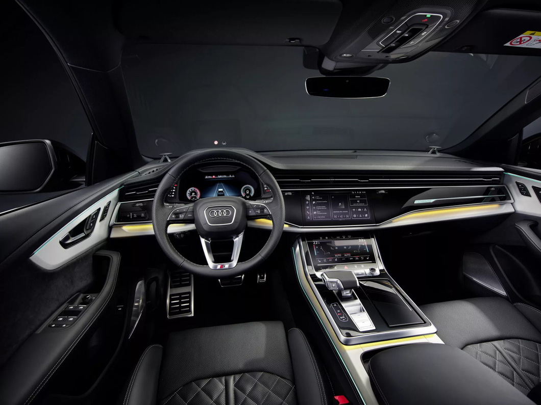 Cabin xe gần như giống hệt bản tiền facelift, giao diện 3 màn hình đặt ngang (màn hình thứ 3 phía ghế hành khách) chưa xuất hiện trên dòng tên này - Ảnh: Audi