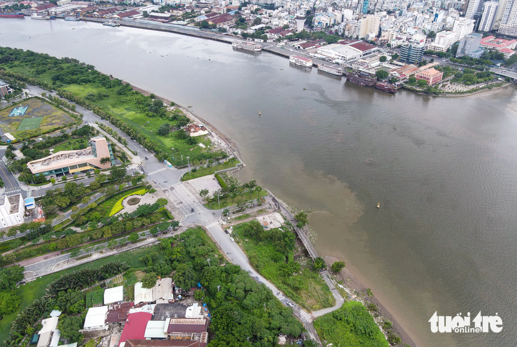 Một đoạn bờ sông Sài Gòn phía Thủ Thiêm hoang sơ đang được đề xuất chỉnh trang