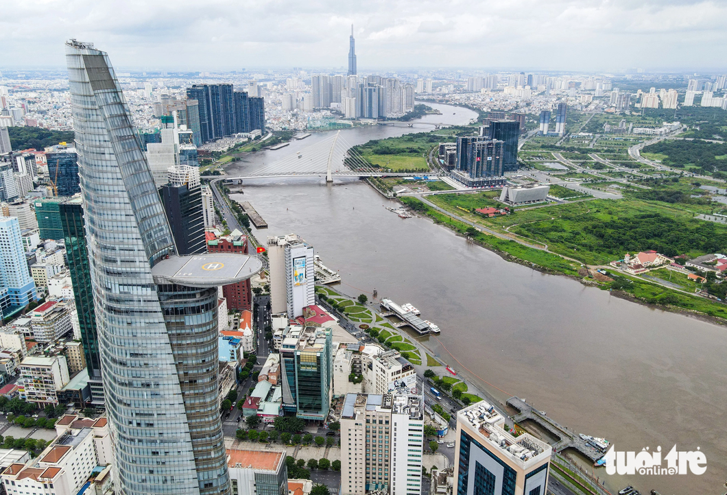 Một đoạn bờ sông Sài Gòn phía Thủ Thiêm hoang sơ đang được đề xuất chỉnh trang