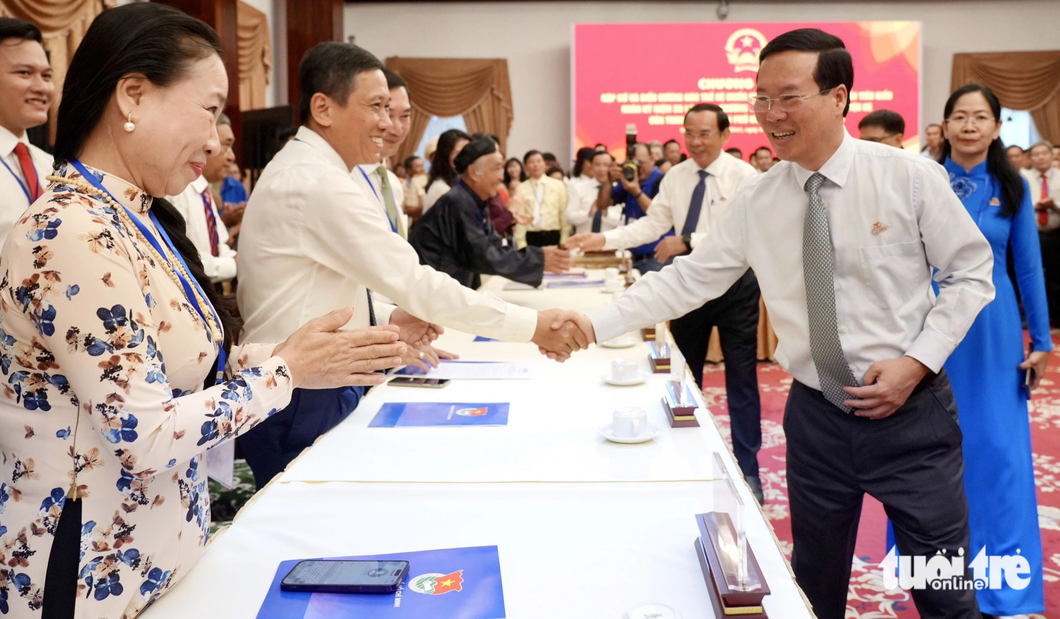 President Vo Van Thuong attended the event to meet and praise exemplary summer volunteers in Ho Chi Minh City for 30 years - Photo: Hu Han