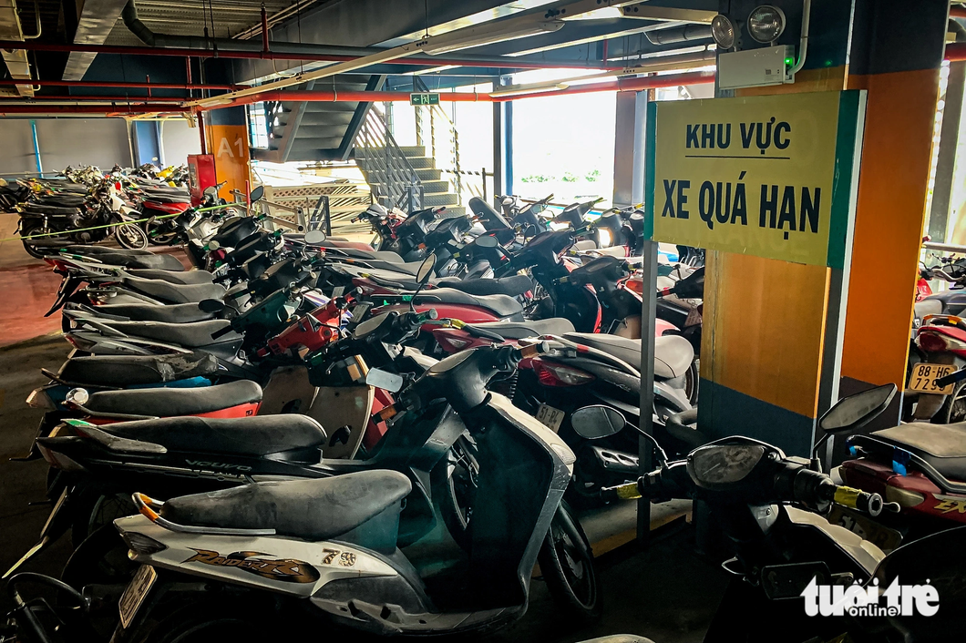 Hàng trăm chiếc xe máy để ở nhà giữ xe sân bay Tân Sơn Nhất đã quá lâu không có ai đến nhận