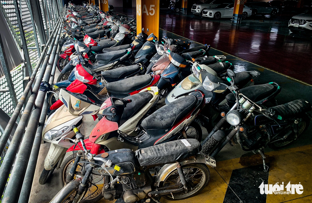 Hàng trăm xe máy "vô chủ" đã chiếm dụng nhiều không gian của nhà để xe sân bay Tân Sơn Nhất
