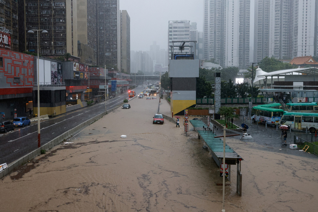 9月8日，香港因大雨導致道路被淹 - 照片：REUTERS