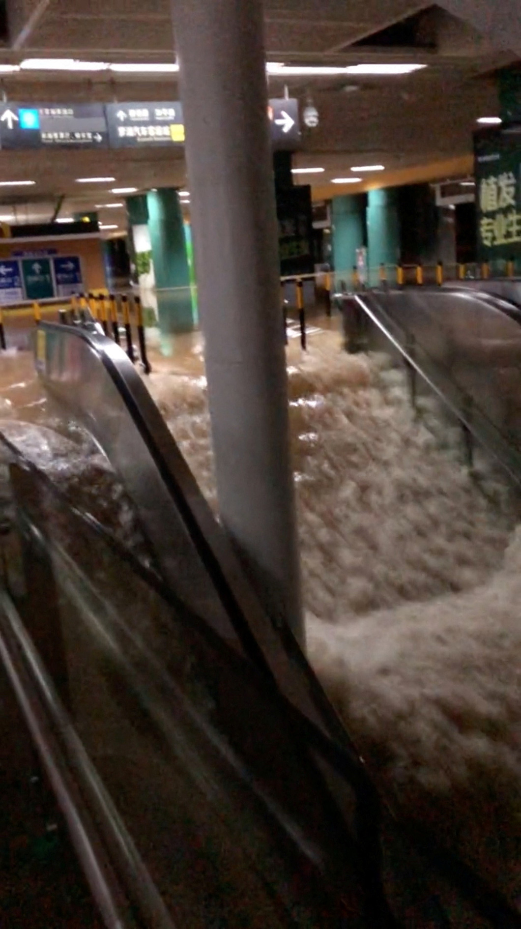 Nước mưa tràn vào tầng B1 của nhà ga đường sắt Luohu ở quận Luohu, Thâm Quyến, Trung Quốc ngày 8-9 - Ảnh: REUTERS