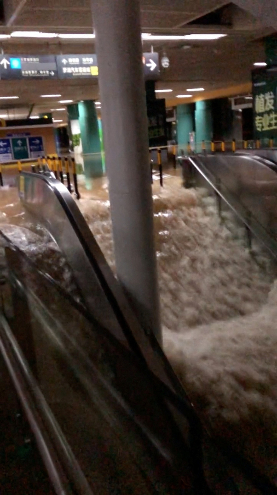 9月8日，雨水湧入中國深圳羅湖區羅湖火車站B1層 - 圖片來源：REUTERS