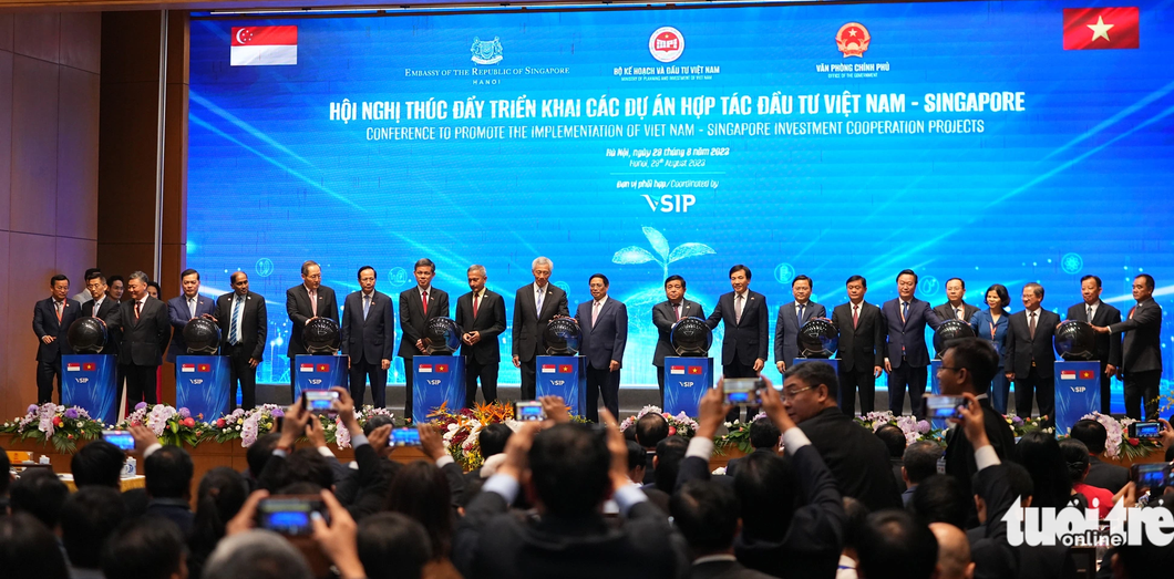 Thủ tướng Phạm Minh Chính và Thủ tướng Singapore Lý Hiển Long chủ trì hội nghị thúc đẩy các dự án hợp tác Việt Nam - Singapore ngày 29-8, trong đó nổi bật là sẽ phát triển các khu công nghiệp VSIP tại nhiều tỉnh, thành phố trong cả nước - Ảnh: T.D.