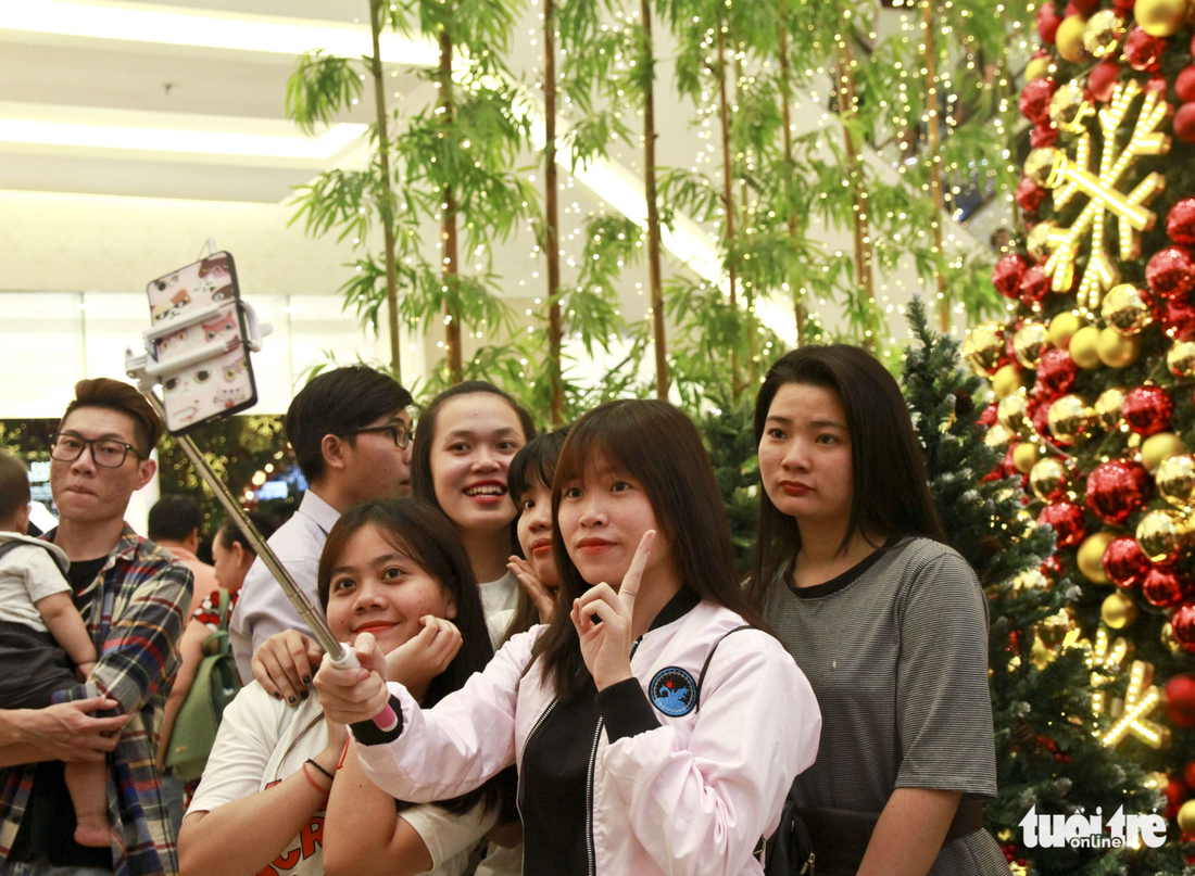 Giới trẻ Sài Gòn nô nức chụp ảnh Giáng sinh - Ảnh 3.