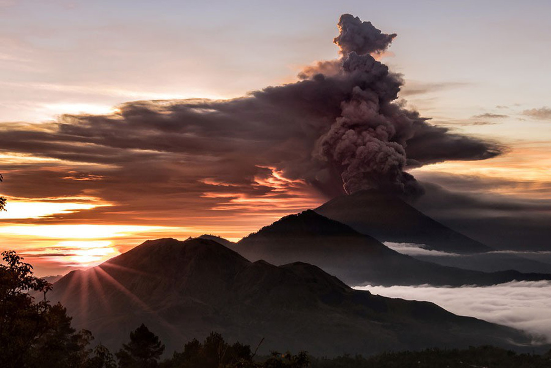 Những hình ảnh núi lửa phun trào ám ảnh trong năm 2017 - Ảnh 12.