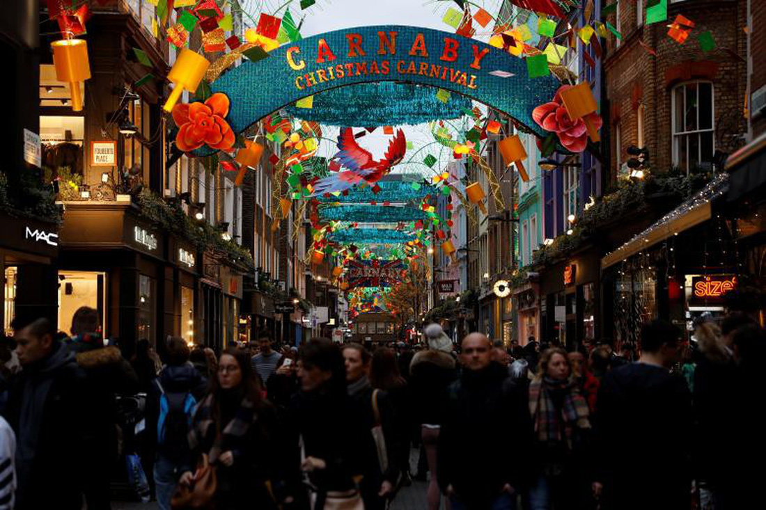 Người dân tấp nập đi mua sắm trên đường Carnaby, London, Anh tràn ngập ánh đèn chiếu sáng đón Giáng sinh. Ảnh: Reuters/Peter Nicholls