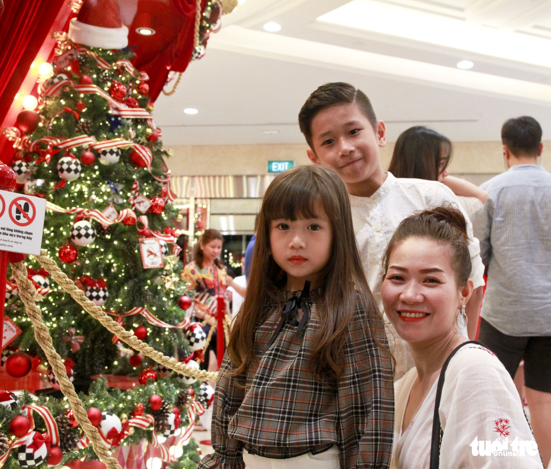 Giới trẻ Sài Gòn nô nức chụp ảnh Giáng sinh - Ảnh 13.