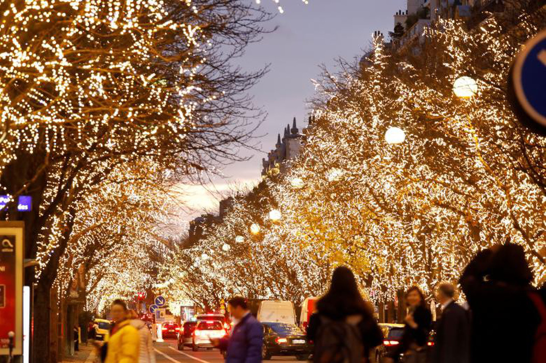 Khu vực Đại lộ Montaigne, Paris, Pháp rực sáng trong ánh đèn đón Giáng sinh. Ảnh: AFP/ Charles Platiau