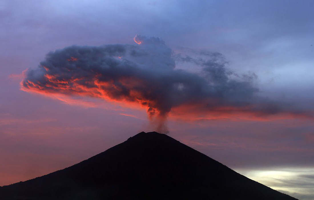 Thế giới trong tuần qua ảnh: núi lửa phun ở Indonesia, tai nạn đường sắt ở Tây Ban Nha - Ảnh 1.