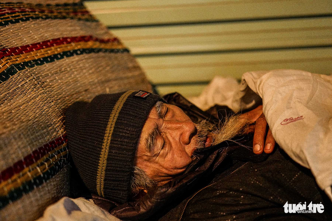 Người vô gia cư co ro giữa đêm đông Hà Nội - Ảnh 7.