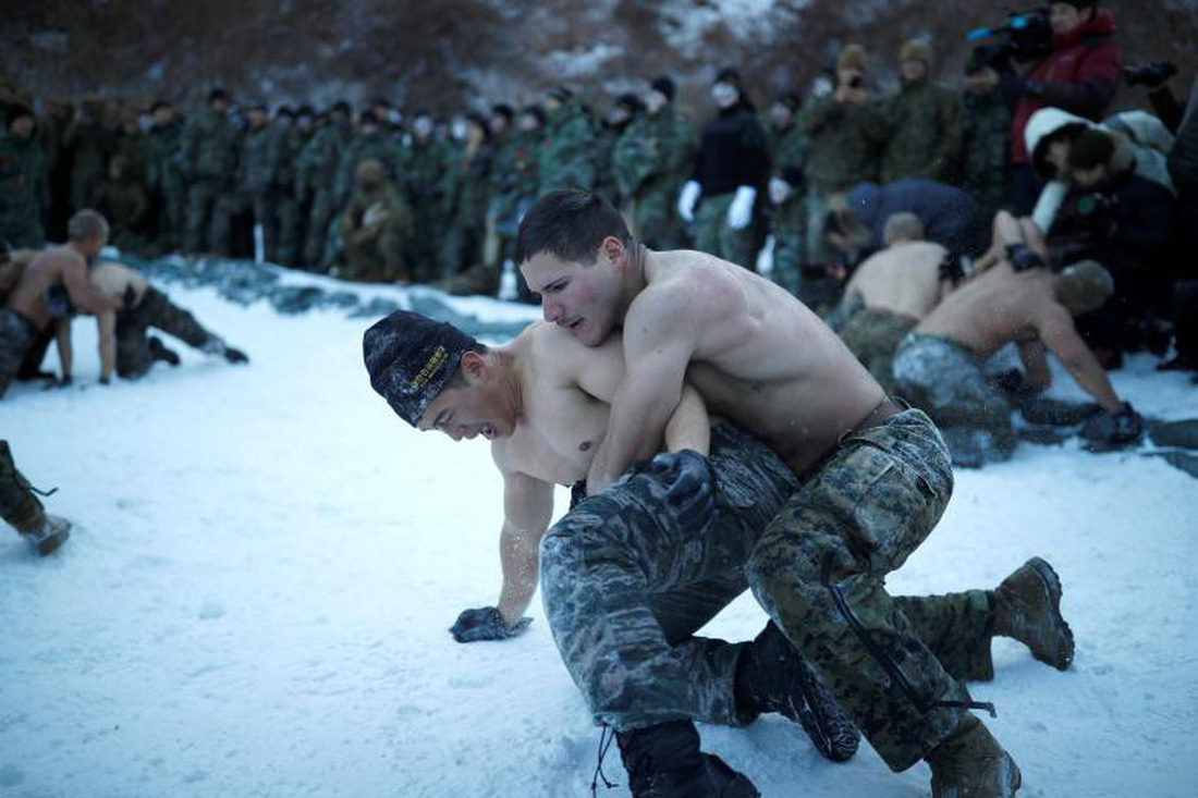 Binh sĩ Mỹ - Hàn tập luyện trong thời tiết rét âm 20 độ C - Ảnh 2.