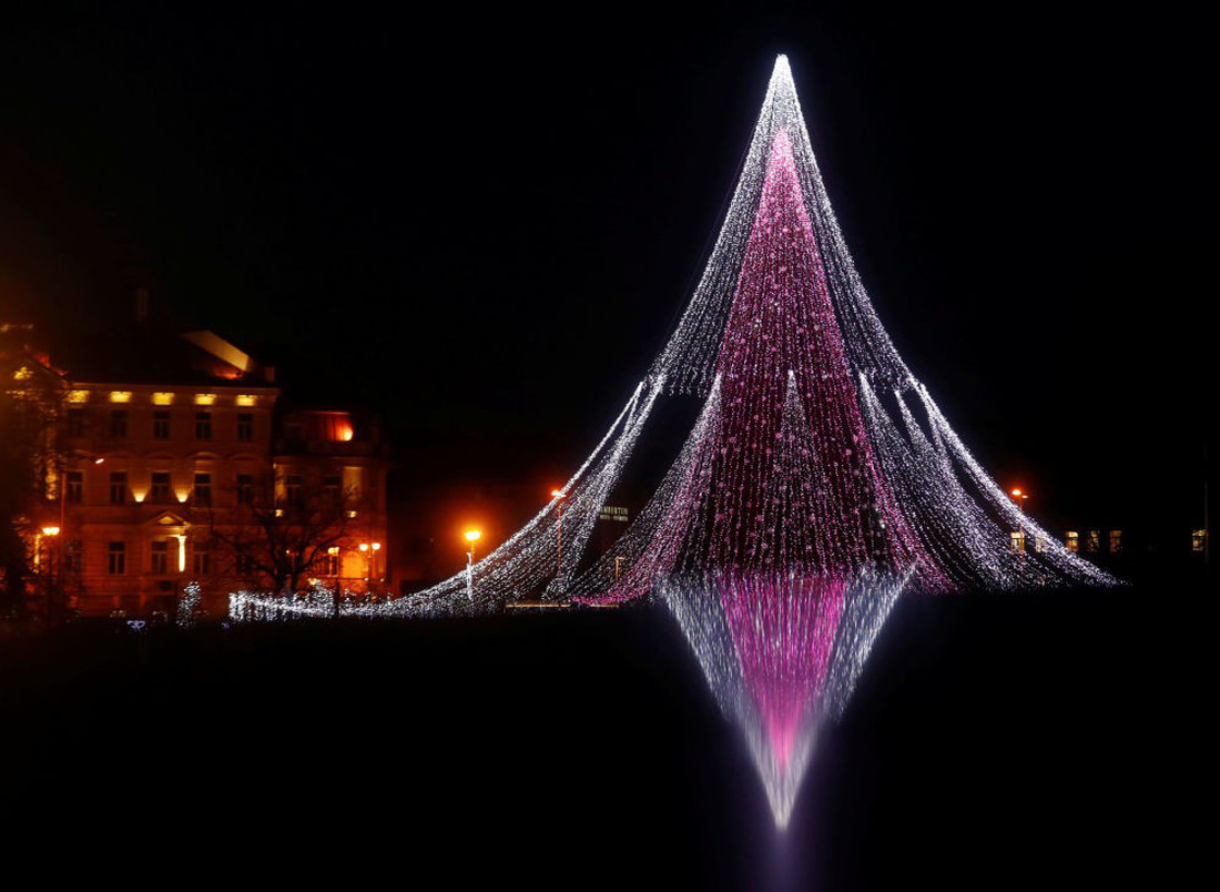 Ánh đèn thắp sáng rực rỡ cây thông Noel ở thủ đô Vilnius, Litva. Ảnh: Reuters/Ints Kalnins