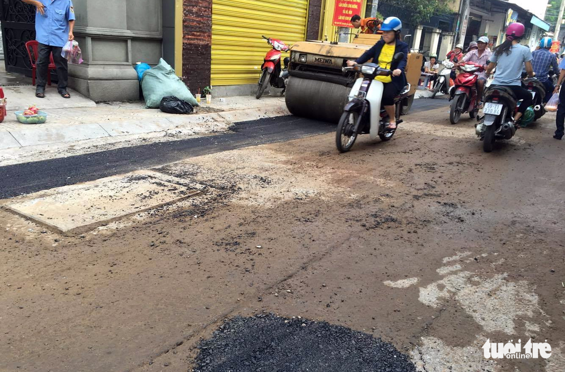 Mặt đường Sài Gòn vá chằng, vá đụp sau ngầm hóa lưới điện - Ảnh 13.