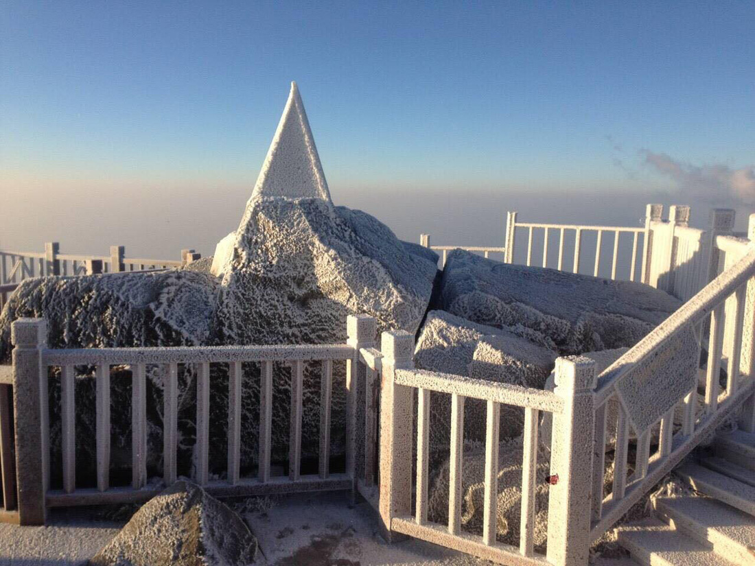 Mưa tuyết phủ trắng đỉnh Fansipan đẹp như cổ tích - Ảnh 7.