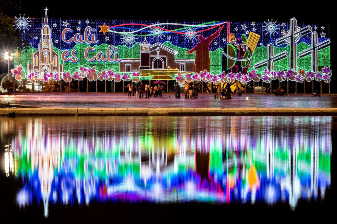 Người dân dạo chơi đêm đón Giáng sinh dưới ánh đèn nhiều sắc màu ở thành phố Cali, Columbia. Ảnh: AFP/Luis Robayo