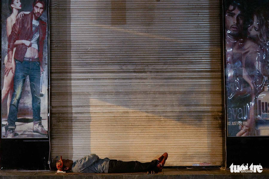 Người vô gia cư co ro giữa đêm đông Hà Nội - Ảnh 15.