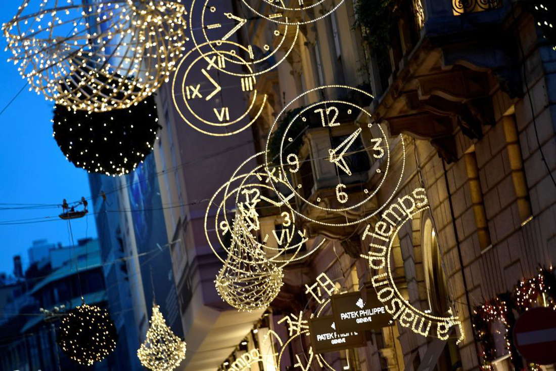 Trung tâm mua sắm Quadrilatero della Moda, thành phố Milan, Ý trang hoàng ánh sáng tuyệt đẹp. Ảnh: AFP/Miguel Medina