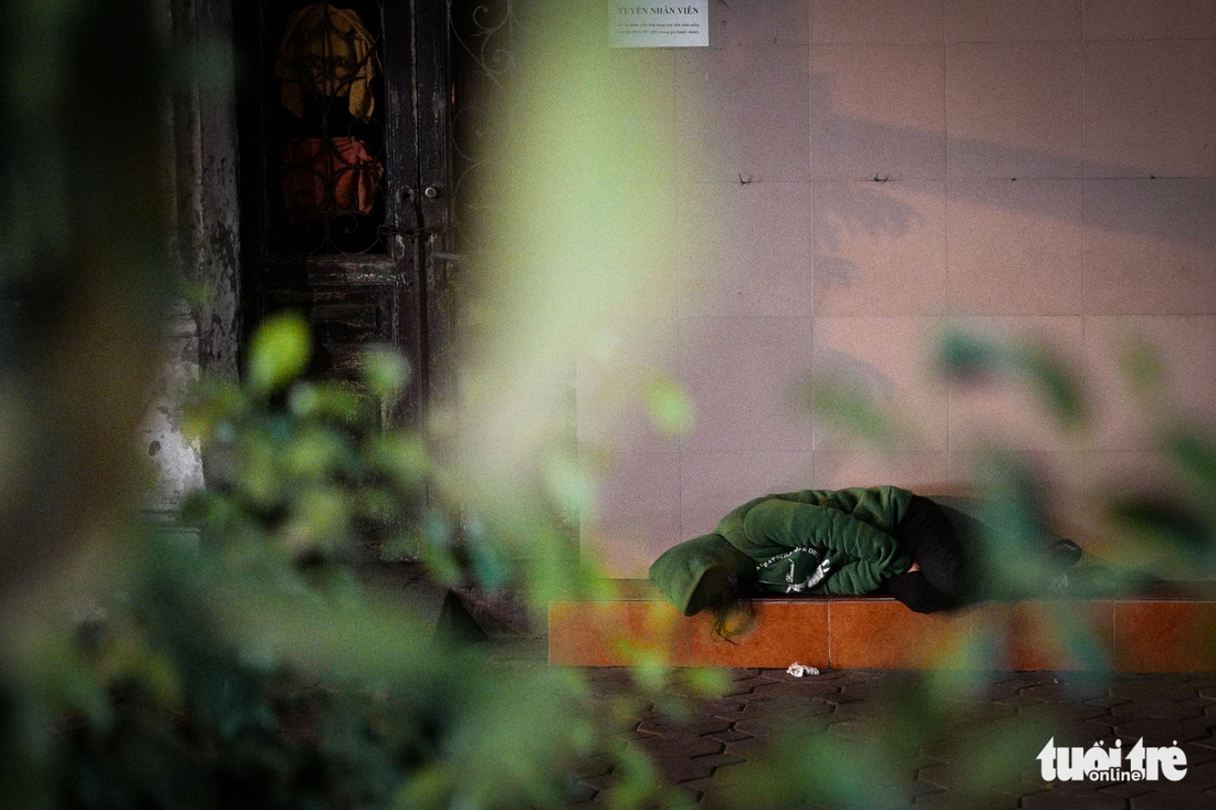 Người vô gia cư co ro giữa đêm đông Hà Nội - Ảnh 13.