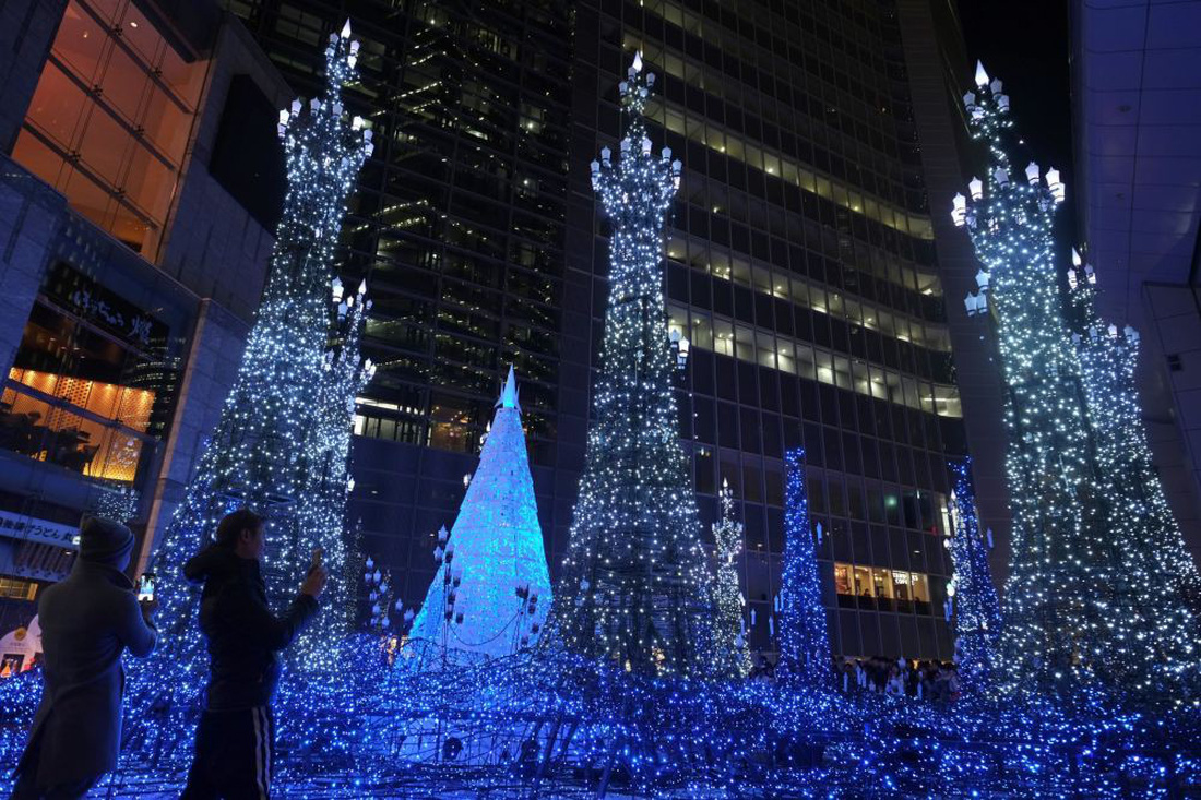 Khu vực trung tâm mua sắm Caretta Illumination ở Tokyo, Nhật rực rỡ đèn LED chiếu sáng đón Giáng sinh. Ảnh: AFP/Kazuhiro Nogi
