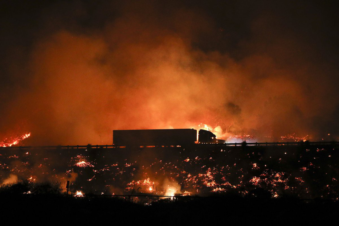 Những hình ảnh kinh hoàng ở biển lửa California - Ảnh 10.