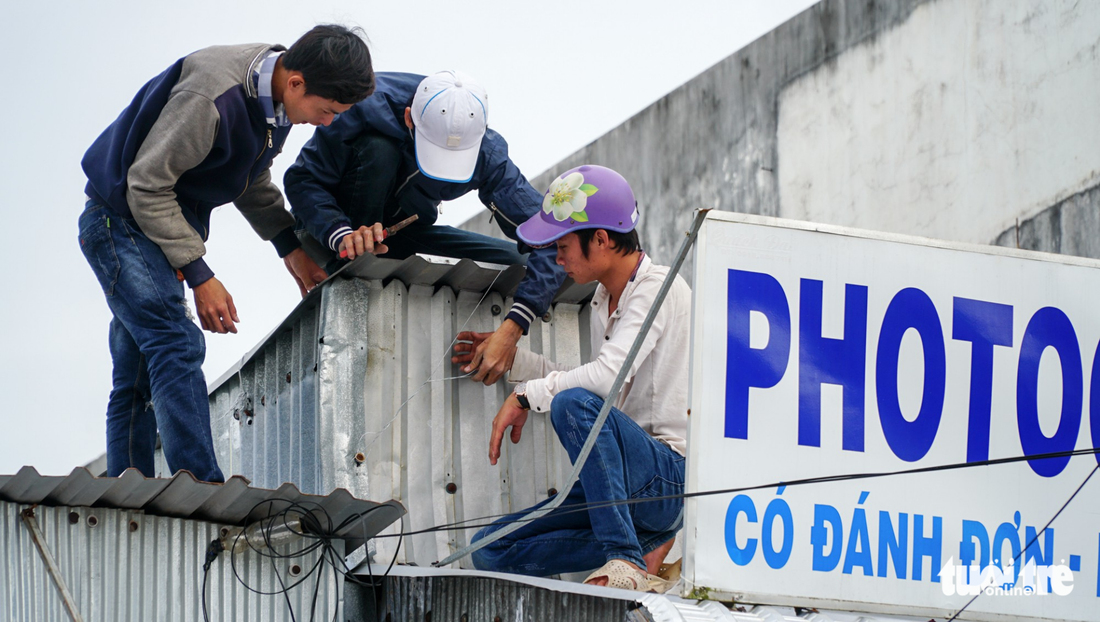 Dân Cà Mau lấy lưới, ống nước neo nhà chống bão - Ảnh 8.