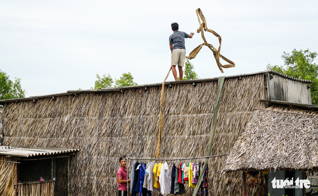 Dân Cà Mau lấy lưới, ống nước neo nhà chống bão - Ảnh 5.