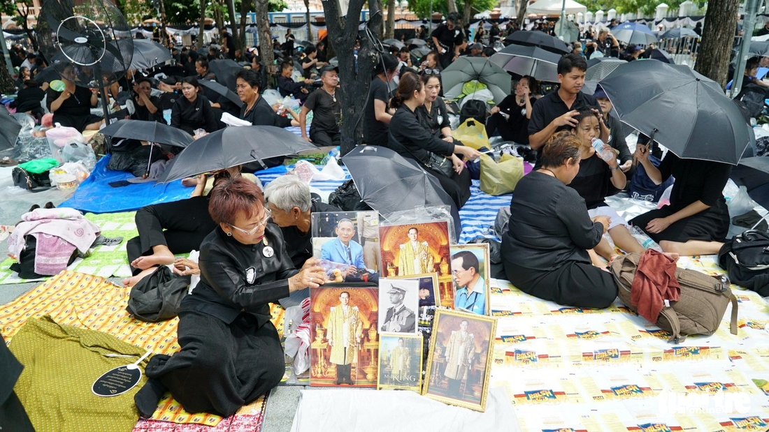 Hàng chục ngàn người Thái xếp hàng nhiều ngày chờ tiễn vua - Ảnh 7. Hàng chục ngàn người Thái xếp hàng nhiều ngày chờ tiễn vua - Ảnh 7.
