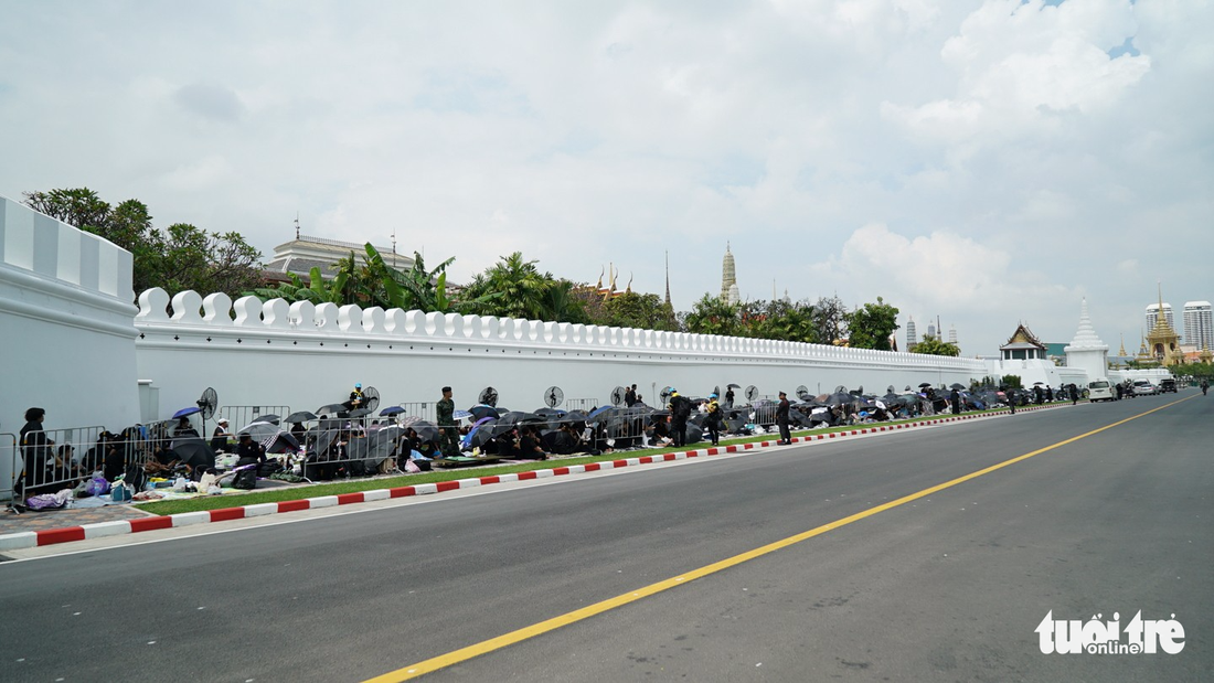 Hàng chục ngàn người Thái xếp hàng nhiều ngày chờ tiễn vua - Ảnh 9. Hàng chục ngàn người Thái xếp hàng nhiều ngày chờ tiễn vua - Ảnh 9.