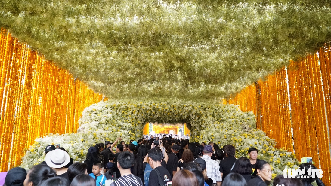 Hàng chục ngàn người Thái xếp hàng nhiều ngày chờ tiễn vua - Ảnh 13. Hàng chục ngàn người Thái xếp hàng nhiều ngày chờ tiễn vua - Ảnh 13.