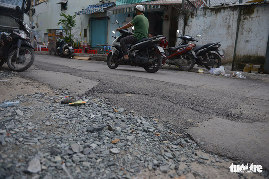 Mặt đường Sài Gòn vá chằng, vá đụp sau ngầm hóa lưới điện - Ảnh 5.