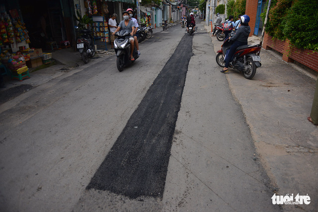 Mặt đường Sài Gòn vá chằng, vá đụp sau ngầm hóa lưới điện - Ảnh 6.