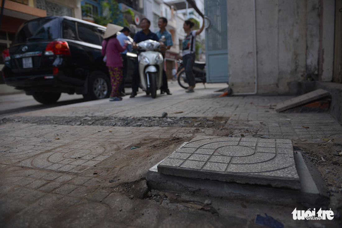 Mặt đường Sài Gòn vá chằng, vá đụp sau ngầm hóa lưới điện - Ảnh 7.