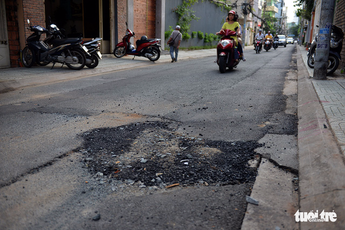 Mặt đường Sài Gòn vá chằng, vá đụp sau ngầm hóa lưới điện - Ảnh 10.