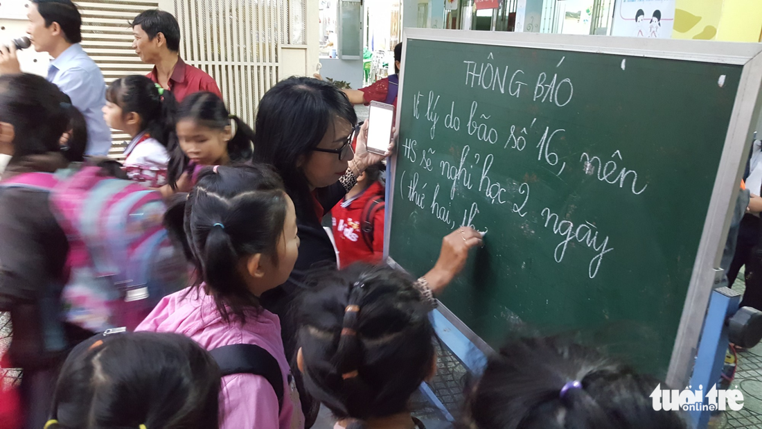 Nhiều trường ở Sài Gòn cho học sinh nghỉ sớm tránh bão Tembin - Ảnh 4.