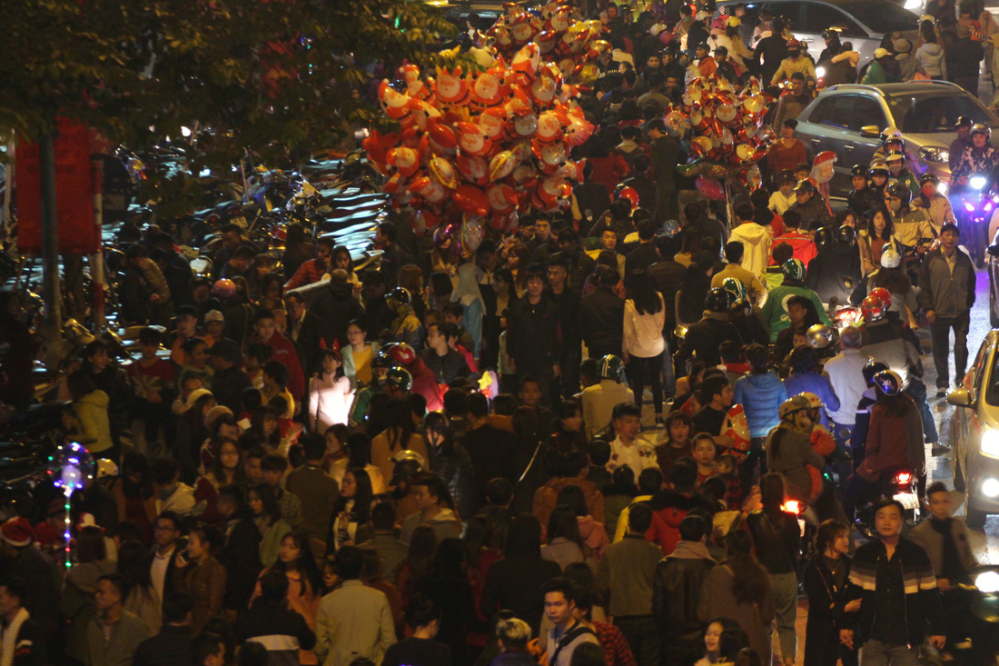 Kẹt cứng người dân Hà Nội đổ về khu vui chơi trong đêm Giáng sinh - Ảnh 6.