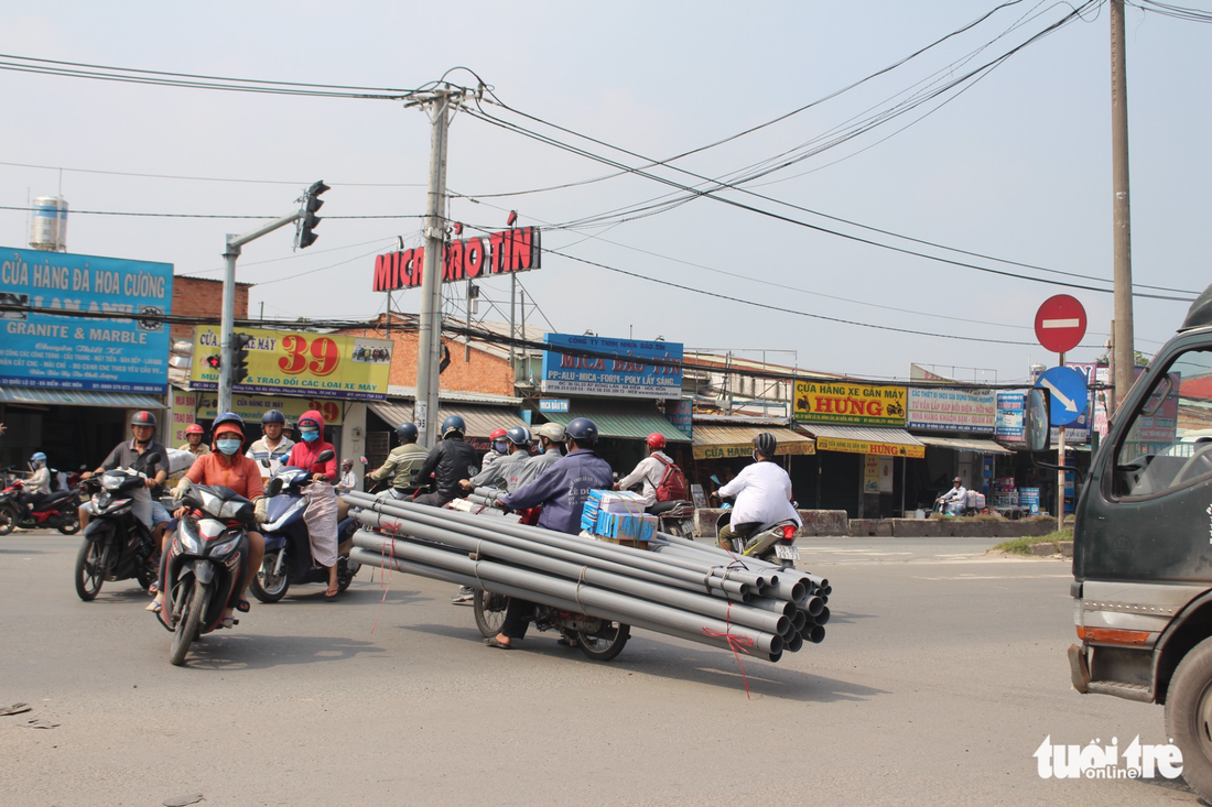 “Hung thần” xe ba gác lại xuất hiện trên phố - Ảnh 9.