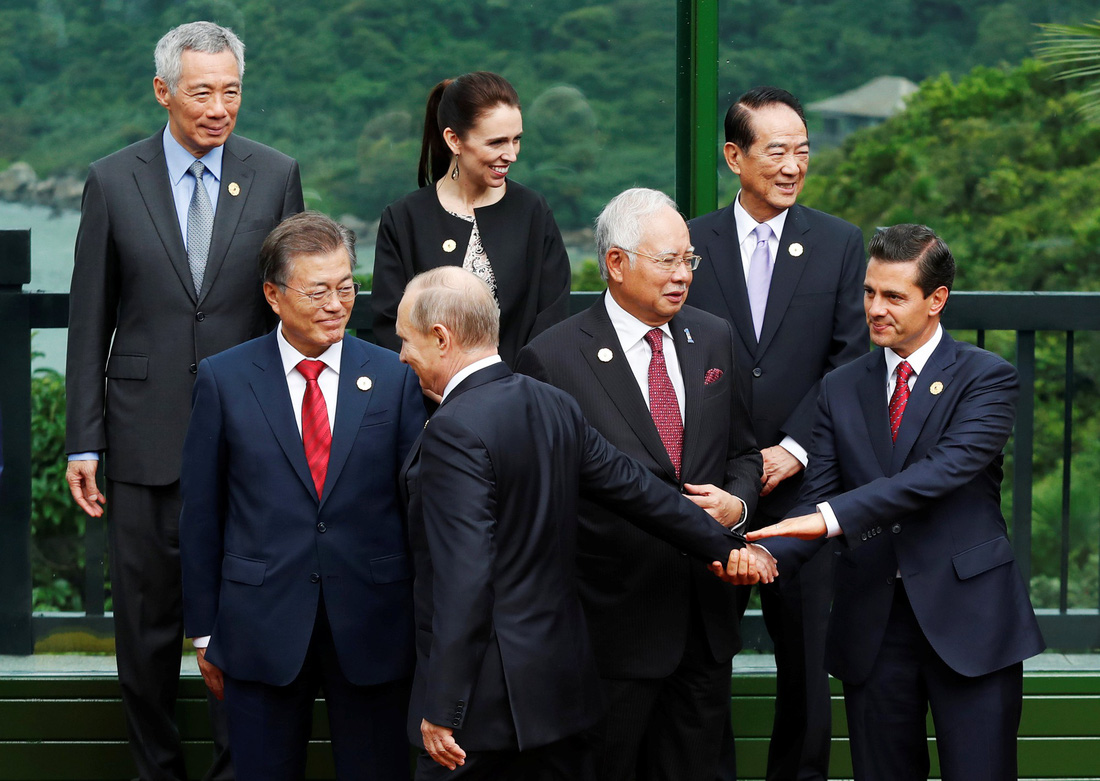 APEC 2017 không chỉ là những cuộc họp. Đó còn là nơi những nguyên thủ gặp nhau. Những cuộc trò chuyện, những cái bắt tay tại APEC năm nay sẽ còn là tiền đề cho sự hợp tác của ngày mai - Ảnh: REUTERS