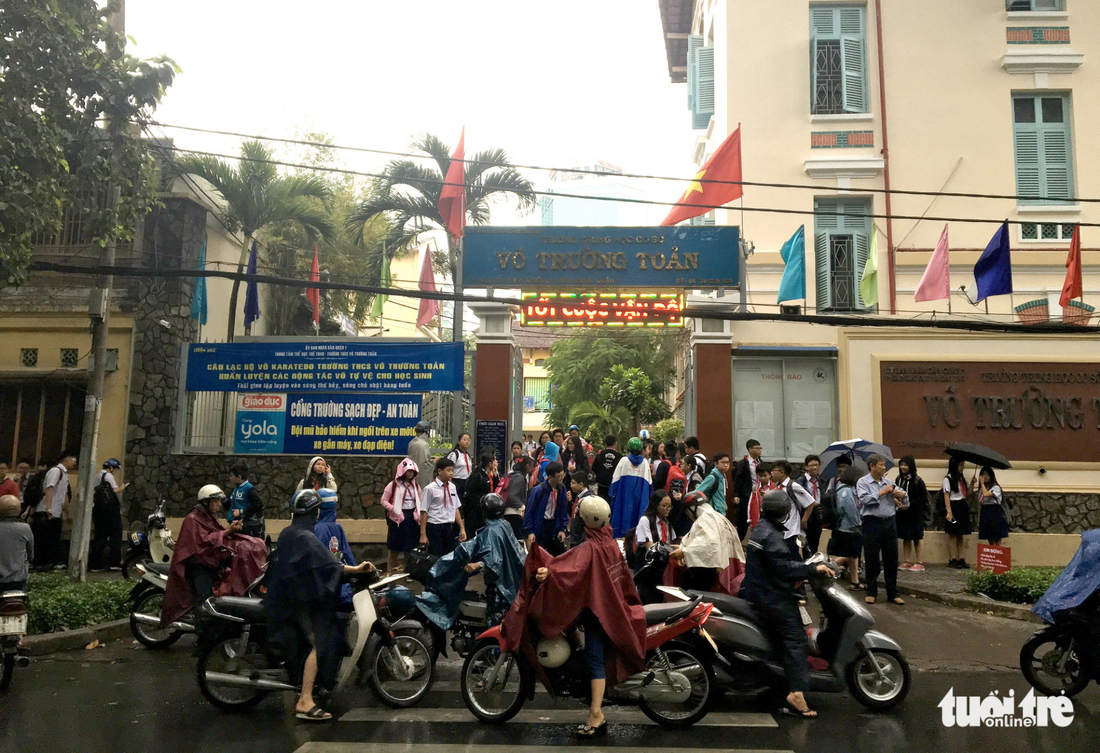 Nhiều trường ở Sài Gòn cho học sinh nghỉ sớm tránh bão Tembin - Ảnh 3.