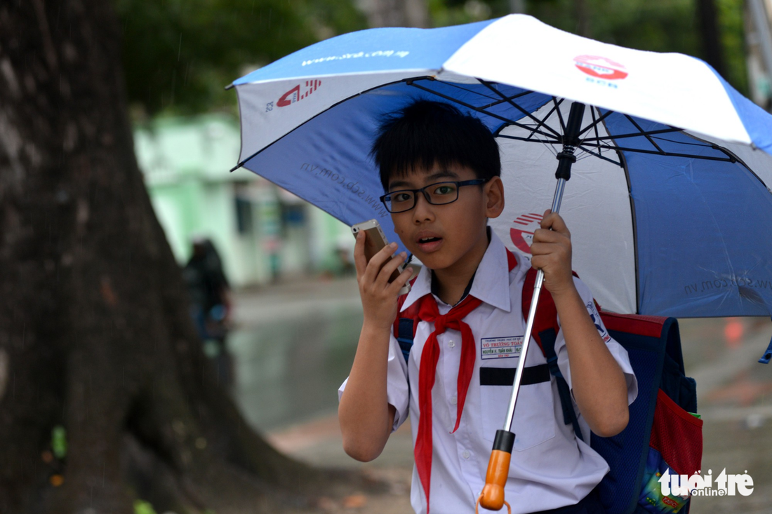 Nhiều trường ở Sài Gòn cho học sinh nghỉ sớm tránh bão Tembin - Ảnh 6.